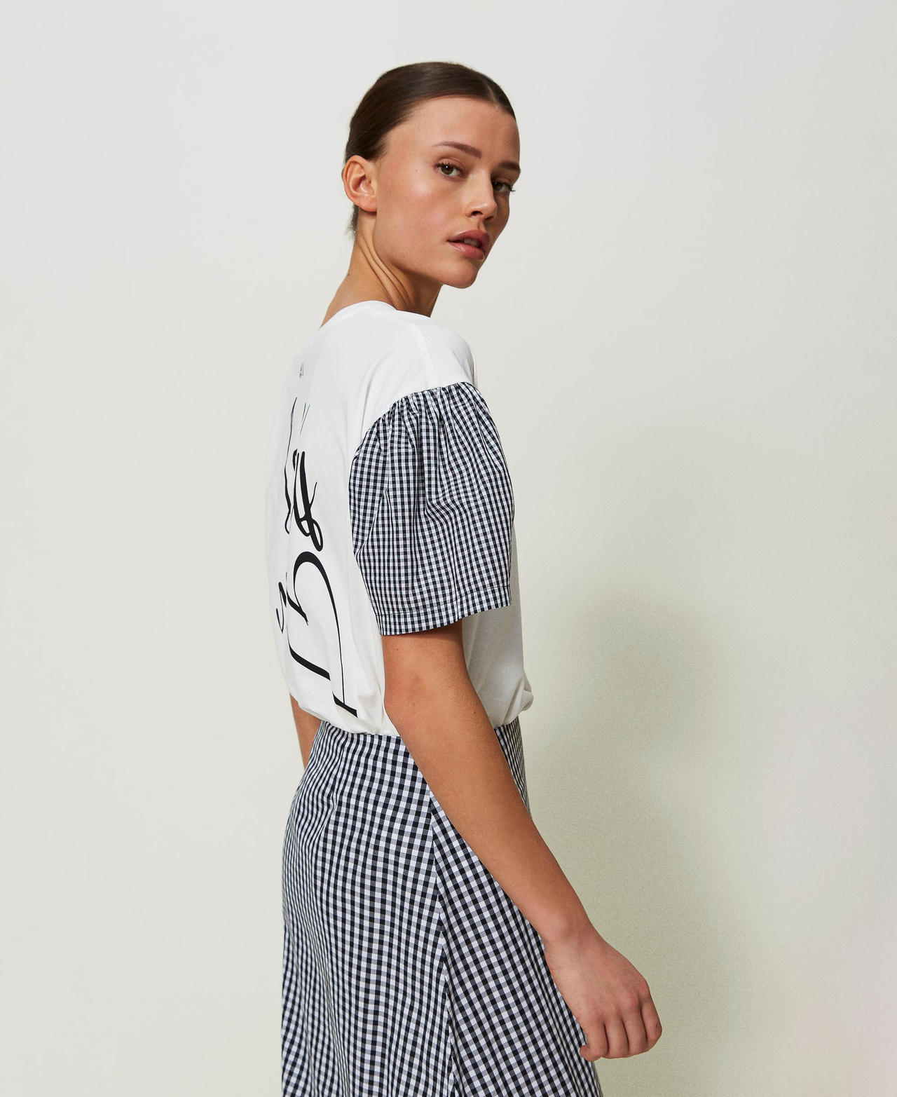 Regular t-shirt with gingham sleeves Two-tone "Papyrus" White / Black Woman 241AT2064_01903_02