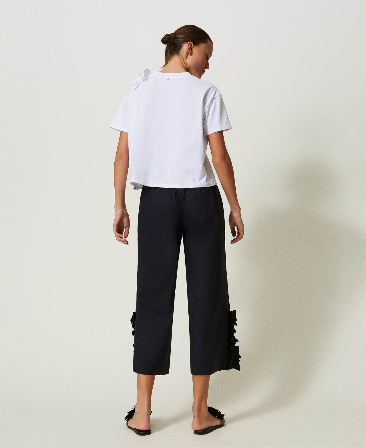 Cropped trousers with ruffle