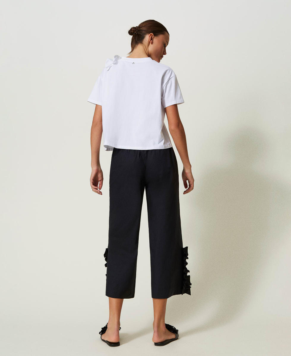 Pantaloni cropped con volant