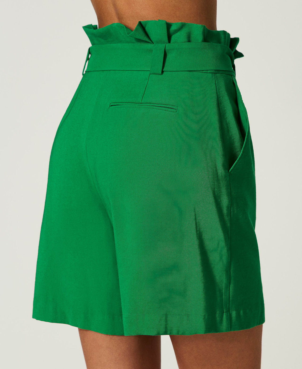 Shorts vaqueros de talle alto con cinturón Verde "Fern Green" Mujer 241AT2112-03