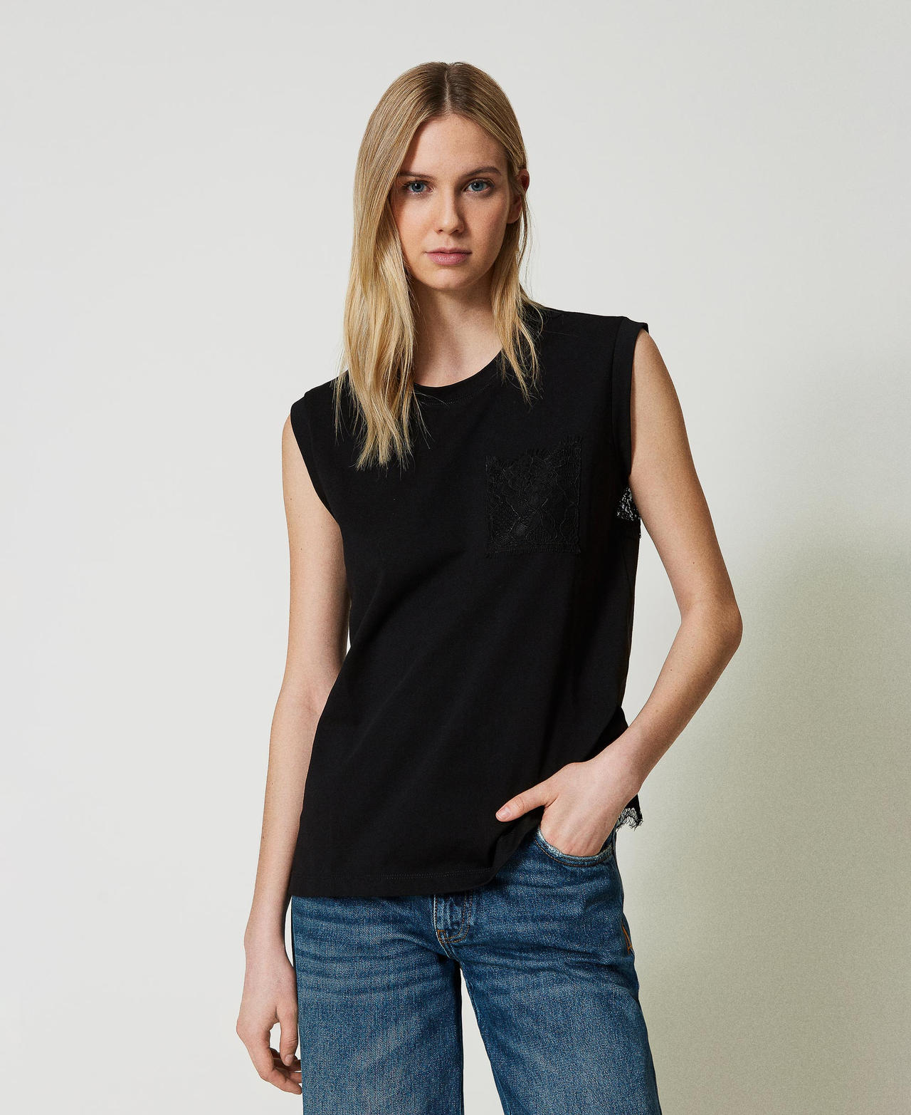 T-Shirt im Regular-Fit mit Spitze Schwarz Frau 241AT2190_00006_02