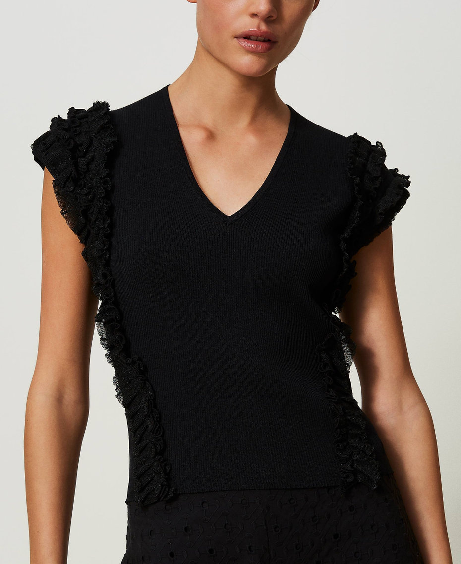 Fitted ribbed top with ruffles