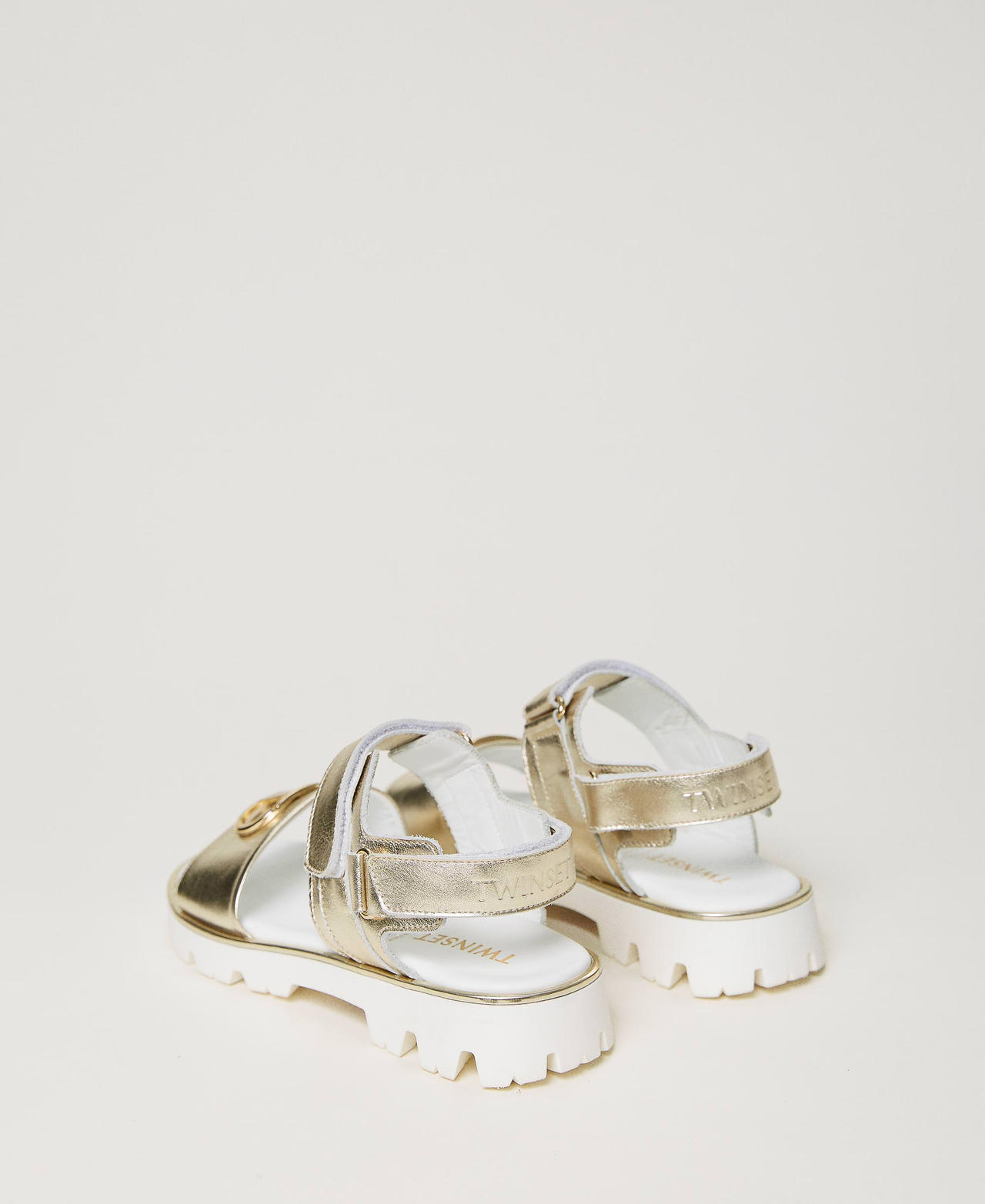 Кожаные сандалии из ламинированной кожи с Oval T Платиновый Девочка 241GCJ064-03