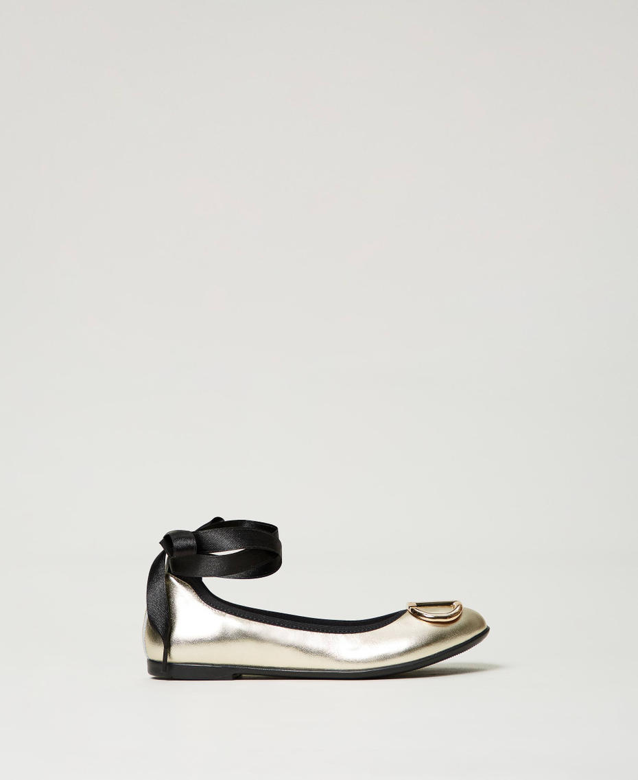 Ballerines en cuir avec lacet et Oval T