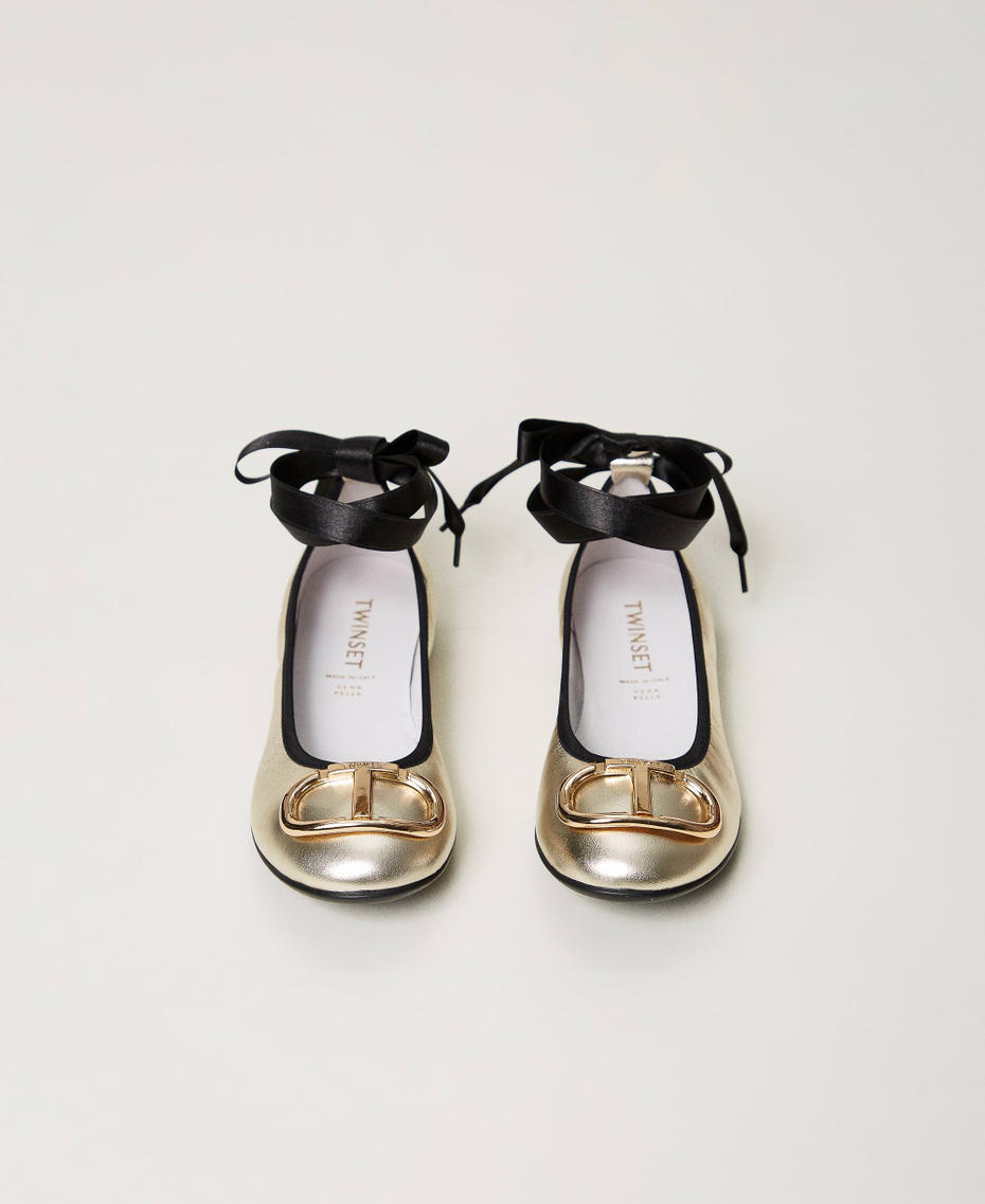 Ballerines en cuir avec lacet et Oval T
