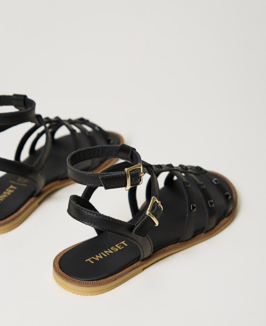 Sandali in pelle con borchie