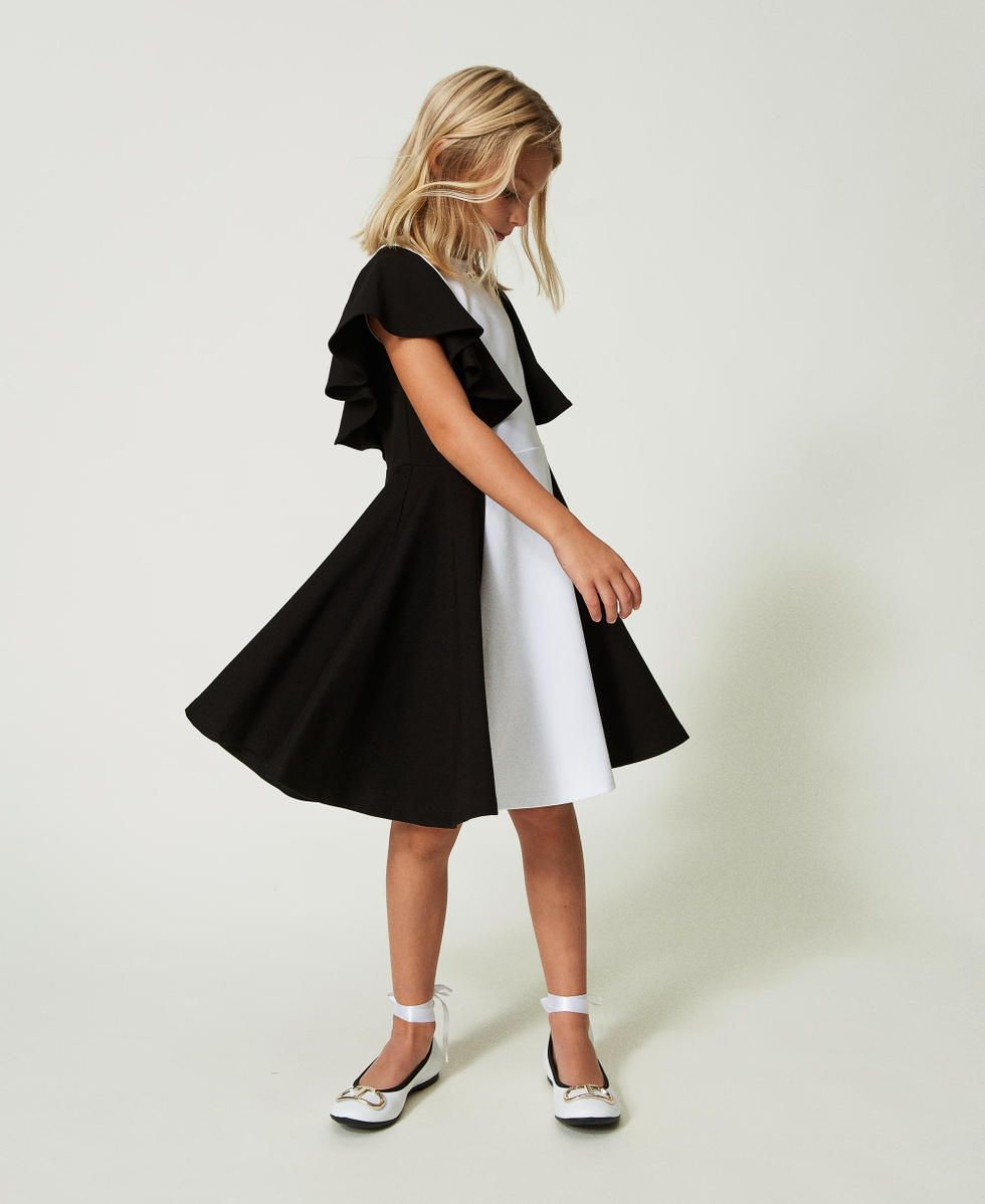 Short dress with ruffled sleeves
