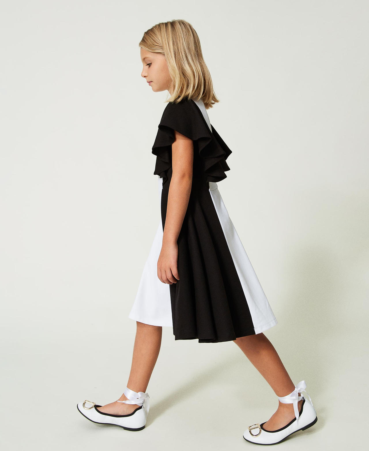 Короткое платье с рукавами с воланами Двухцветный Черный / Белый "Сияющий Белый" Девочка 241GJ2070-02