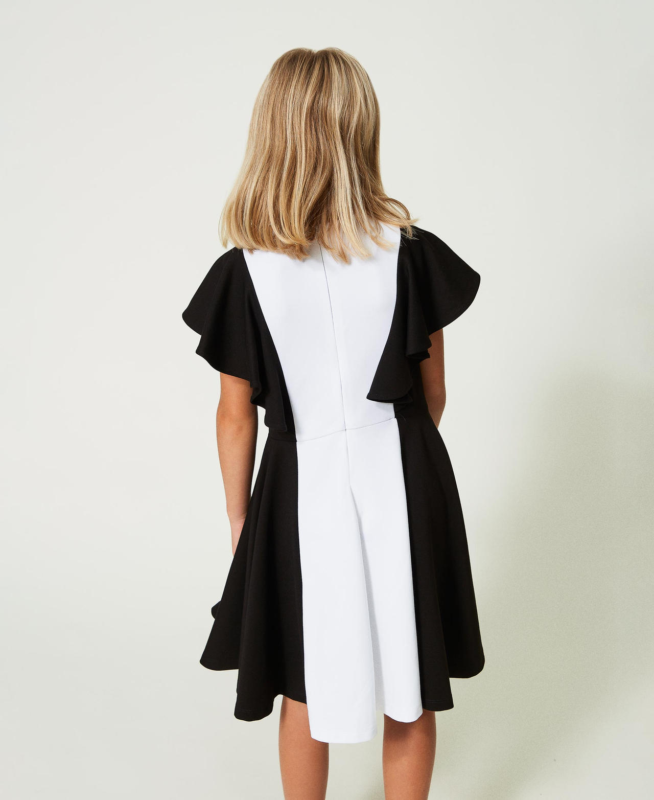 Kurzes Kleid mit Volantärmeln Zweifarbig Schwarz / Lucent White Mädchen 241GJ2070-03