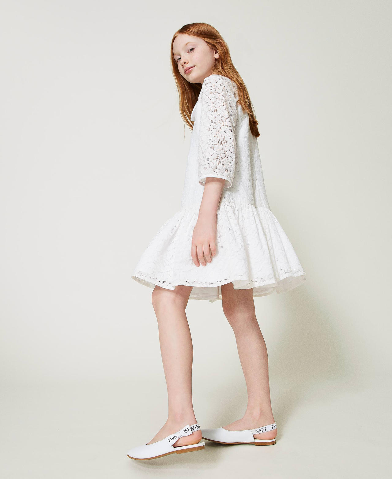 Short lace dress with bow