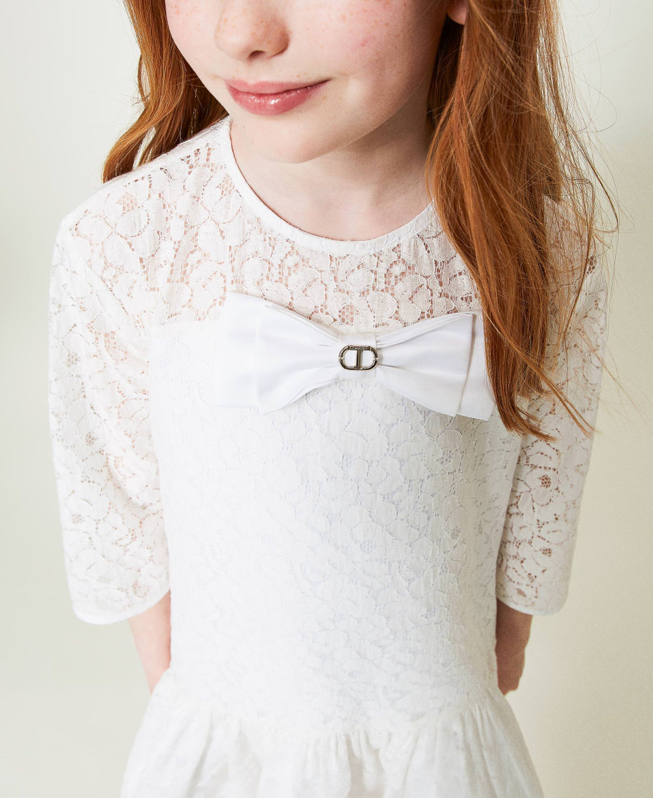 Short lace dress with bow