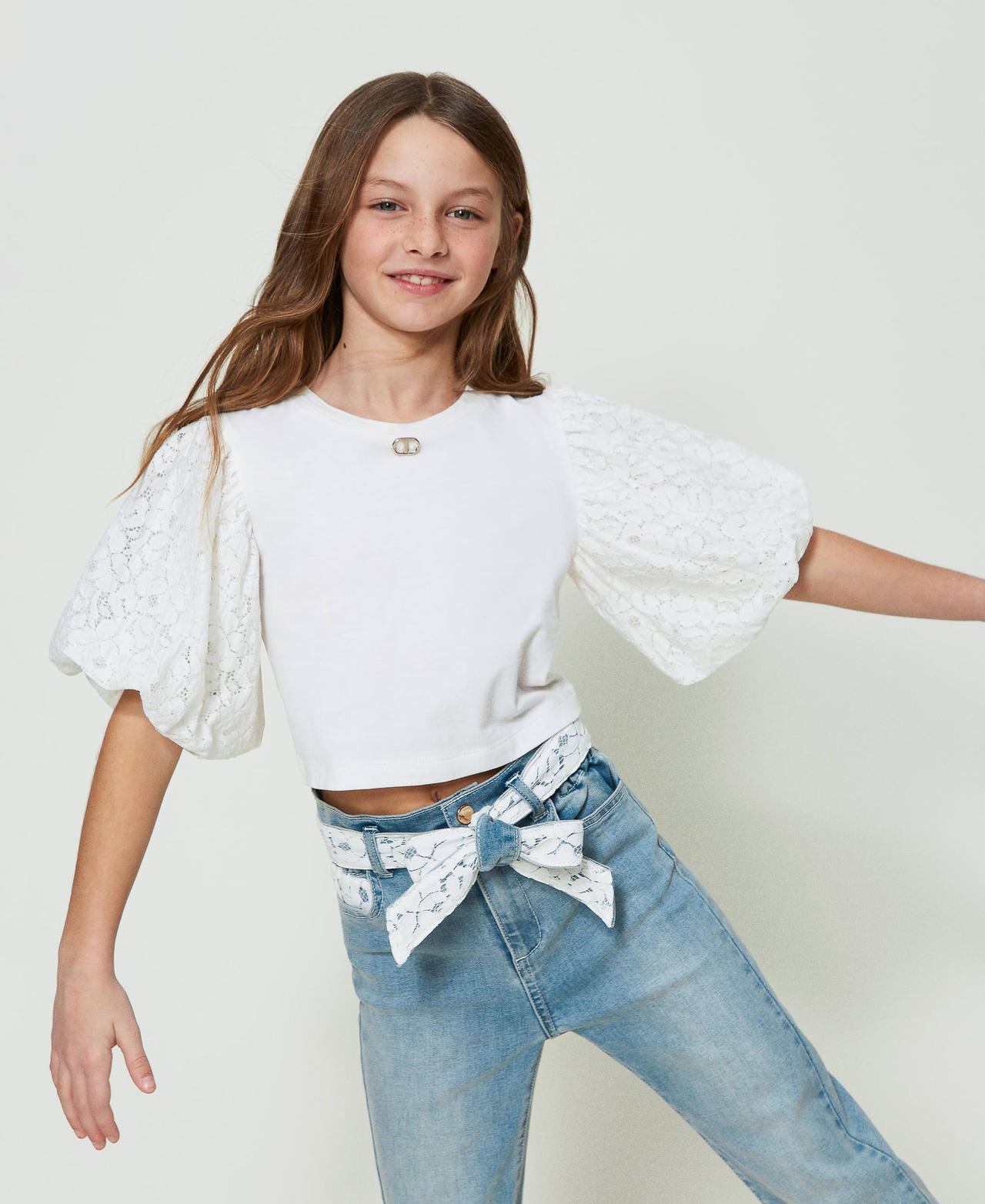 T-shirt with lace sleeves