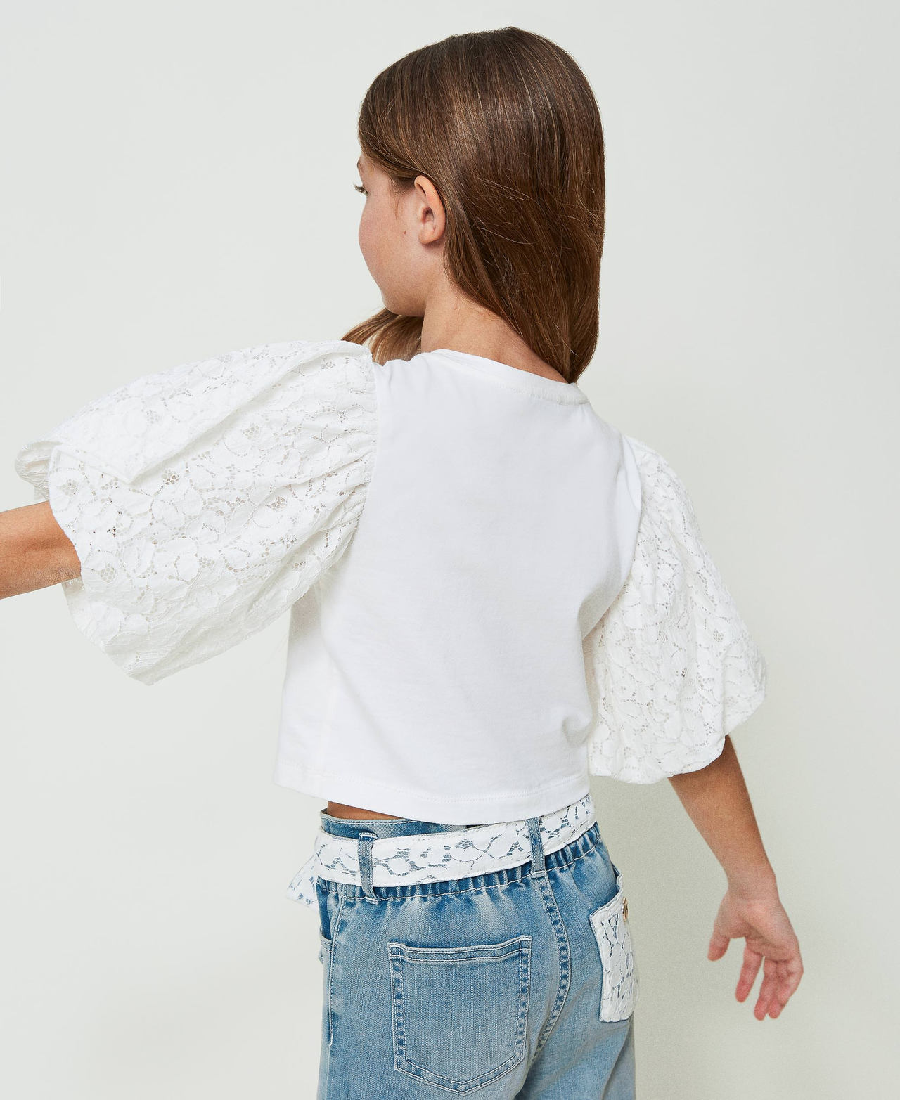 T-shirt with lace sleeves