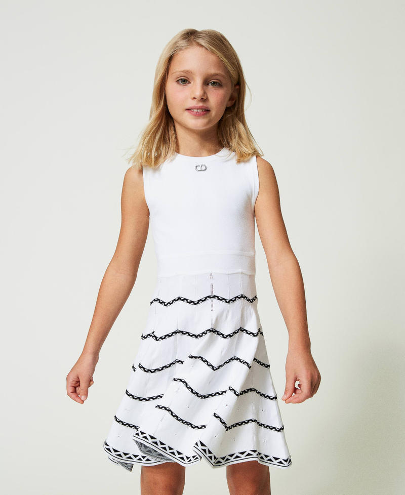 Short dress with geometric pattern Two-tone “Lucent White” / Black Girl 241GJ3QD0-01