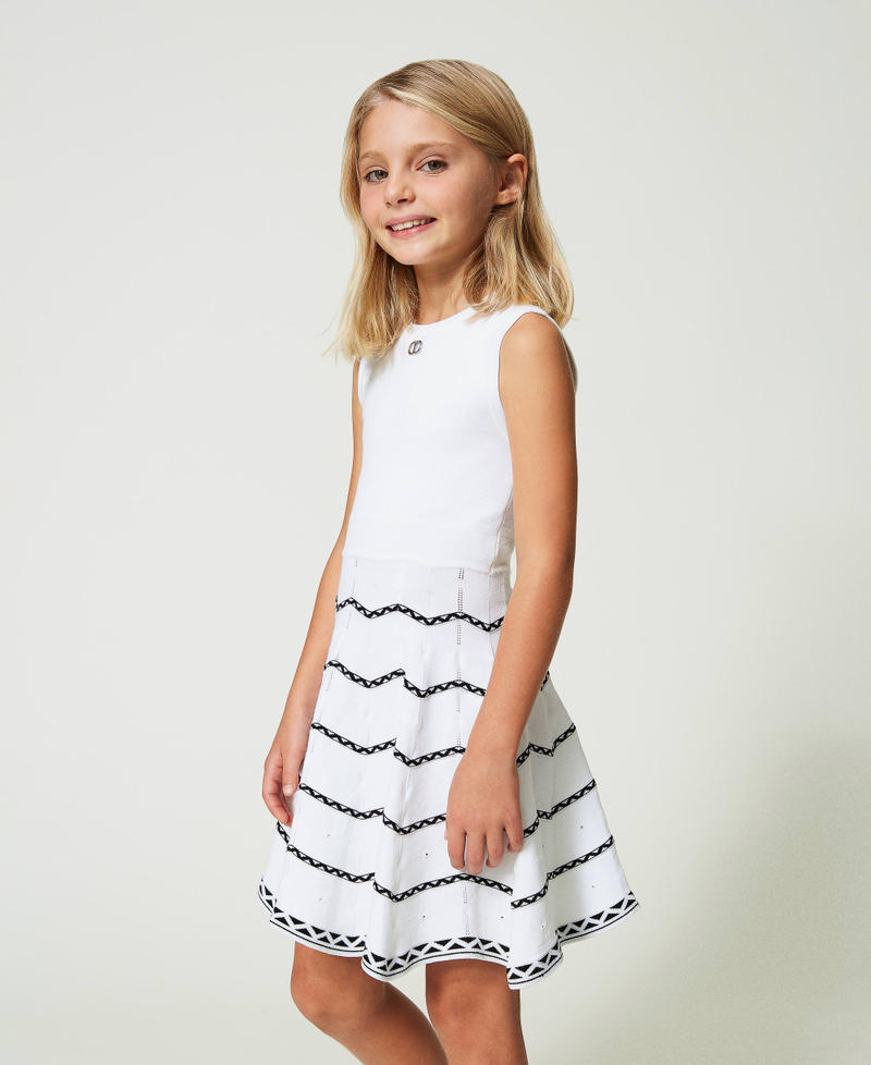 Short dress with geometric pattern Two-tone “Lucent White” / Black Girl 241GJ3QD0-02