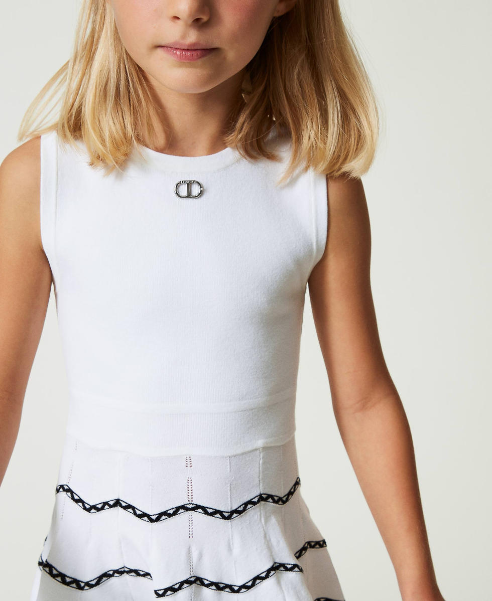 Abito corto con motivo geometrico