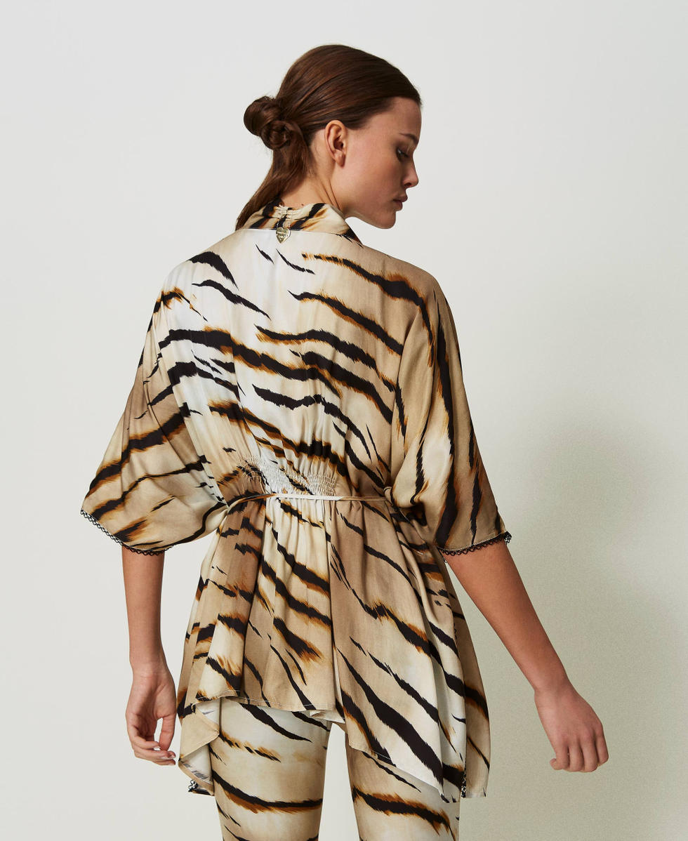 Caftan en serg&eacute; avec imprim&eacute; animalier