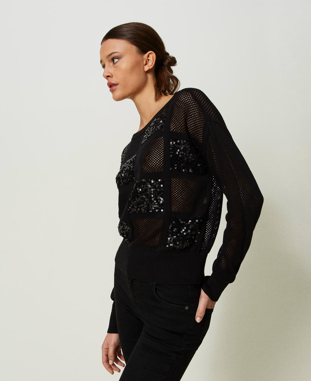Pull en point résille et sequins