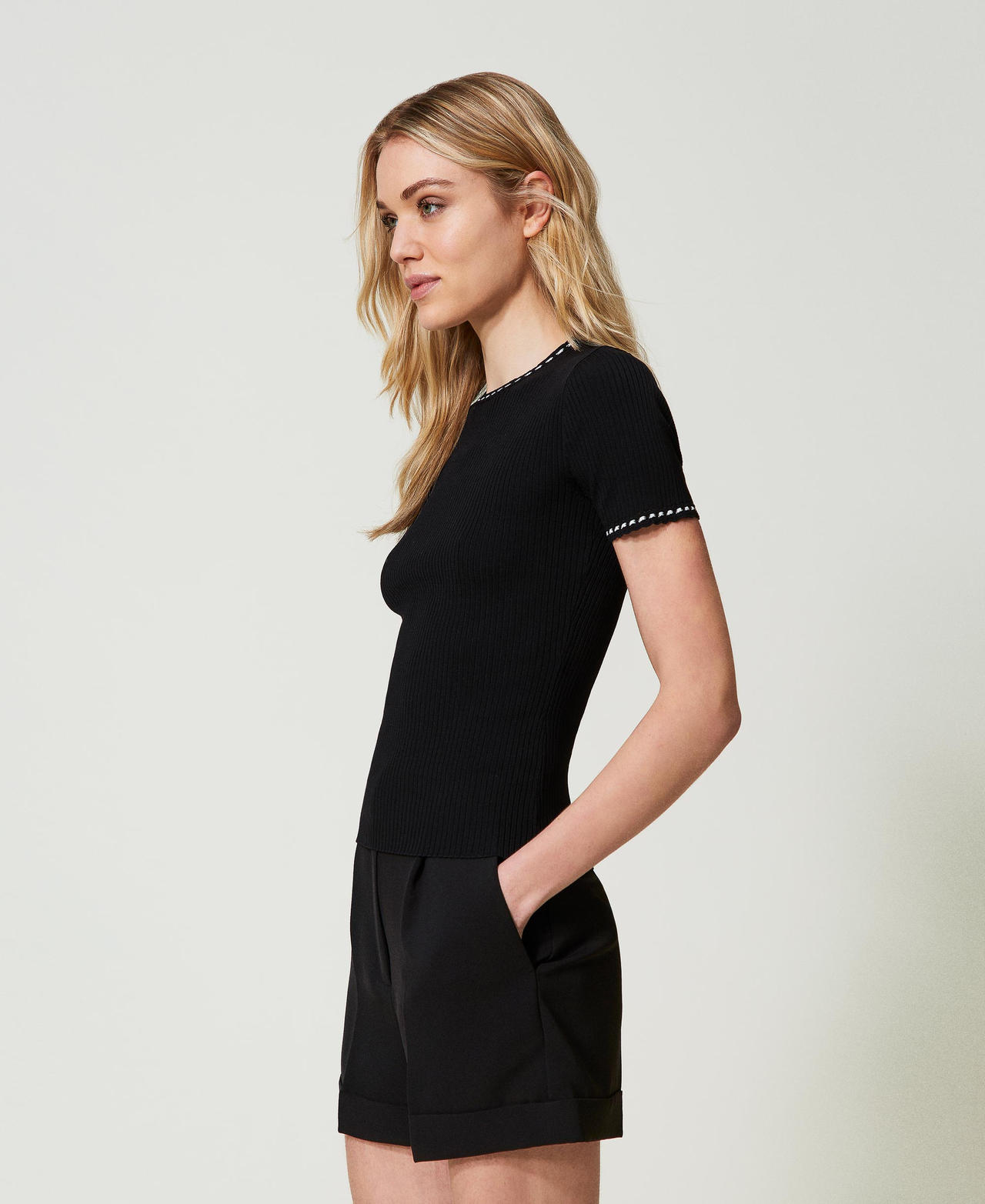 Pull ajust&eacute; c&ocirc;tel&eacute; Noir Femme 241LB3AAA_00006_02