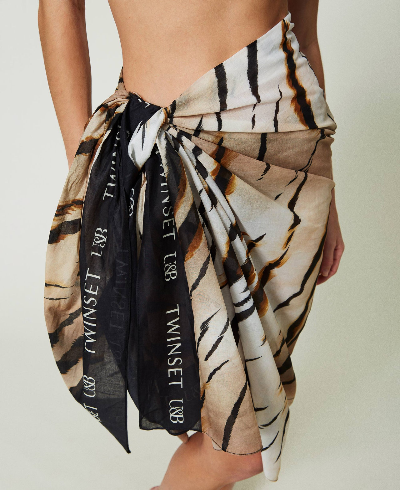 Sarong with all over print Animal Print Woman 241LB4ACC_11270_02