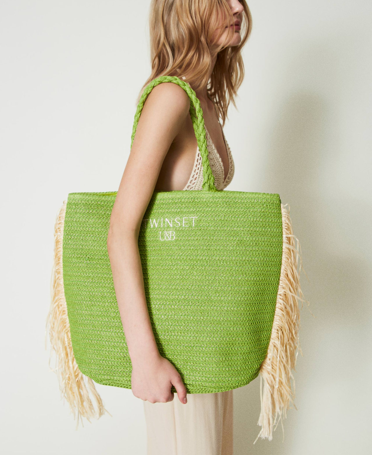 Raffia-like shopping bag with fringes