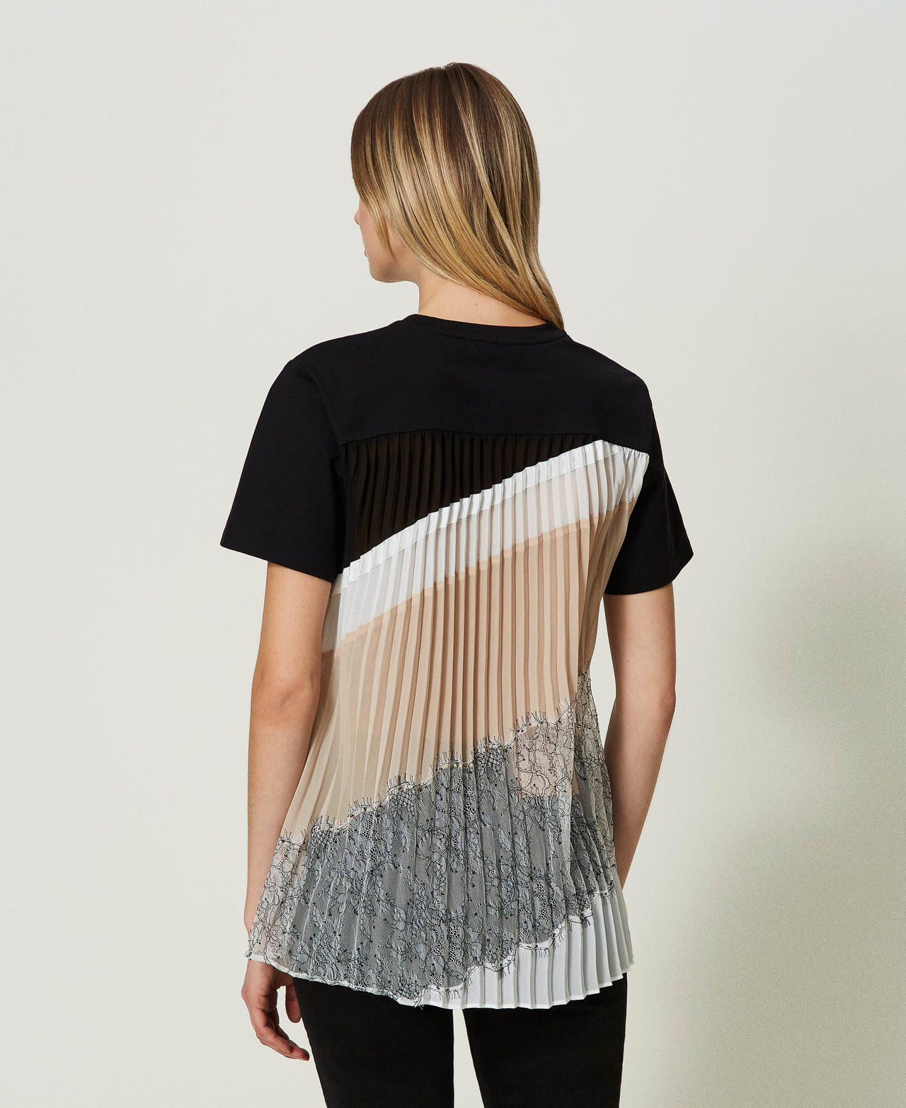 T-shirt with pleated flounces and lace