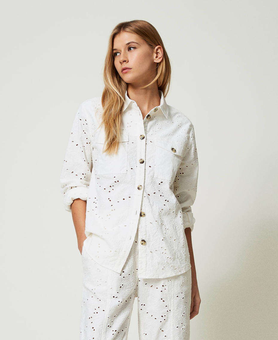 Chemise en sergé avec broderie anglaise