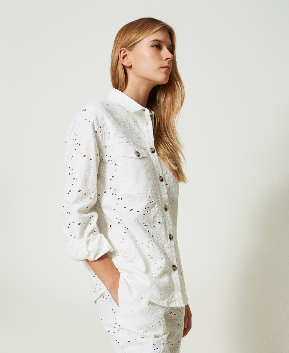 Chemise en serg&eacute; avec broderie anglaise