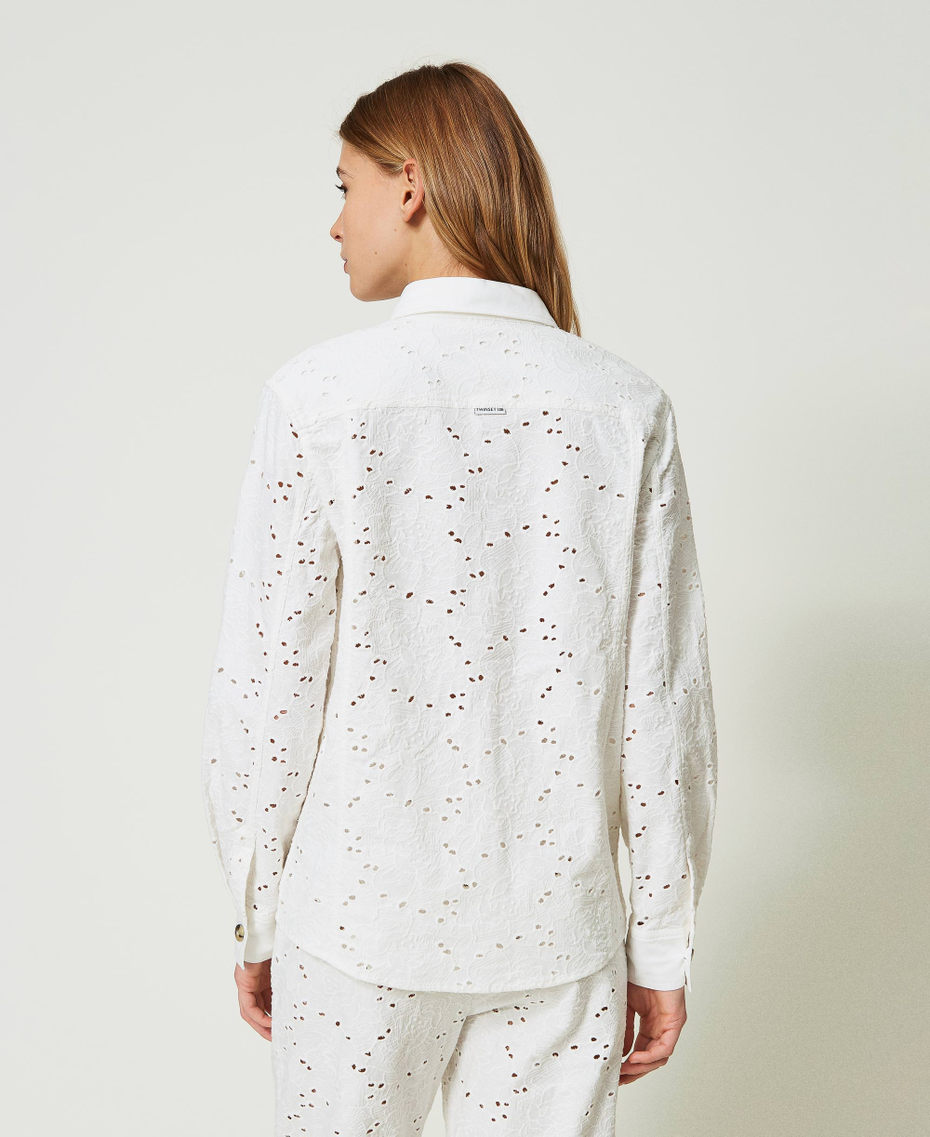 Chemise en sergé avec broderie anglaise