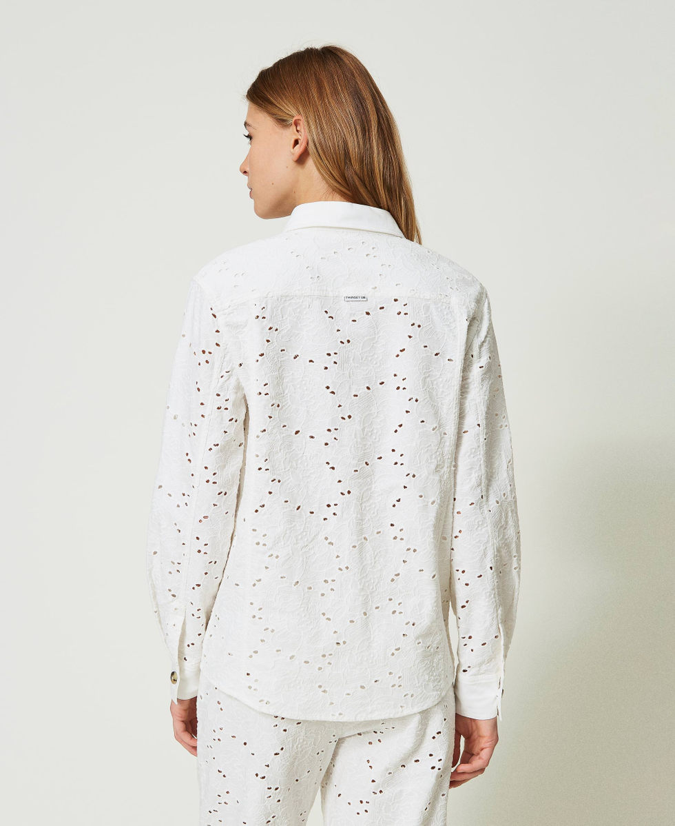 Chemise en serg&eacute; avec broderie anglaise