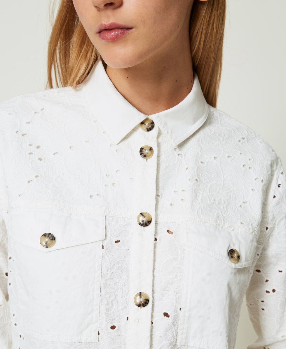 Chemise en serg&eacute; avec broderie anglaise