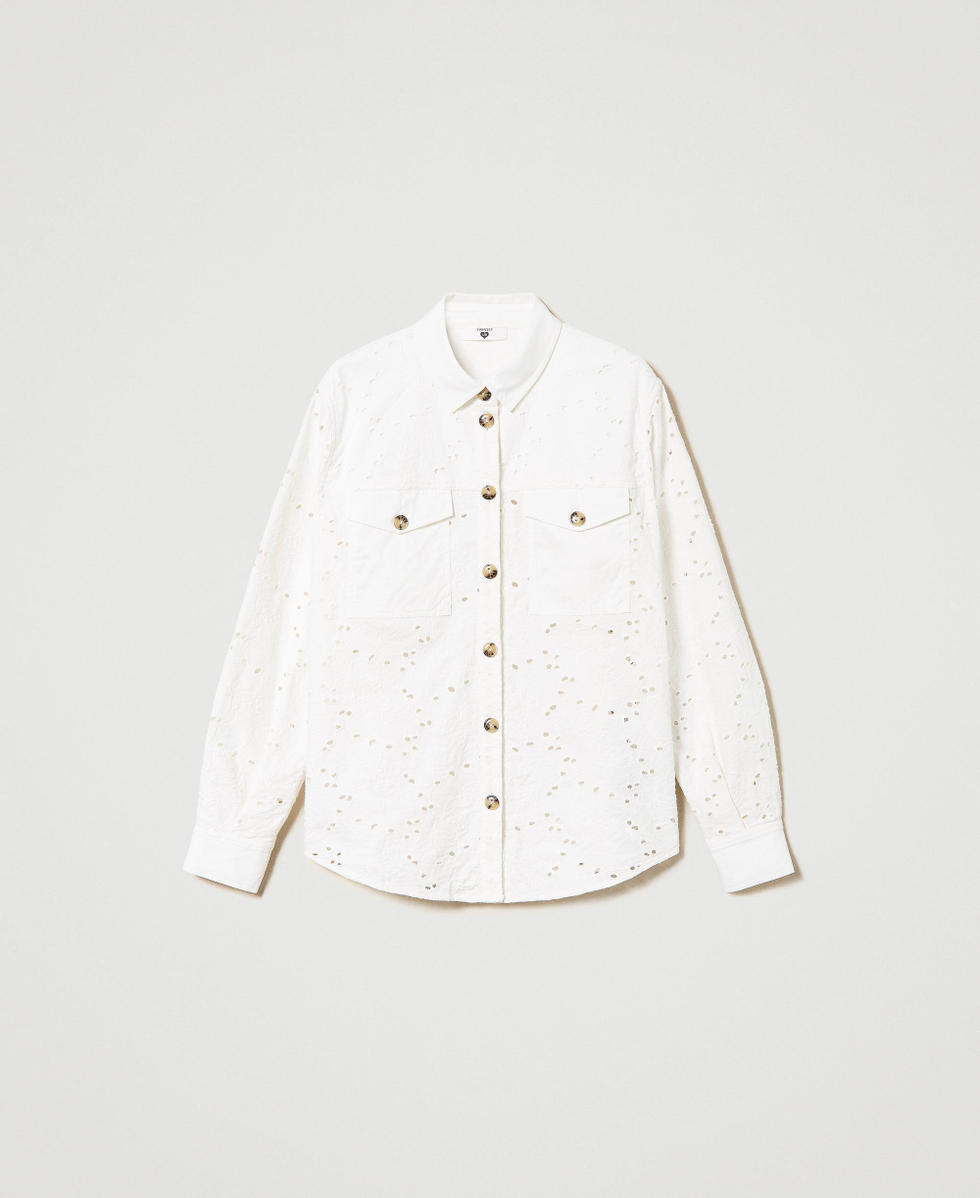 Chemise en serg&eacute; avec broderie anglaise