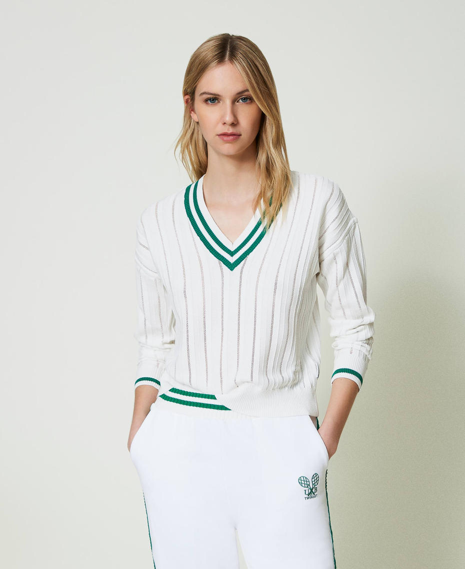 Pullover mit Kontraststreifen und Stickerei Zweifarbig Off White / Alpine Green Frau 241LL32AA-01