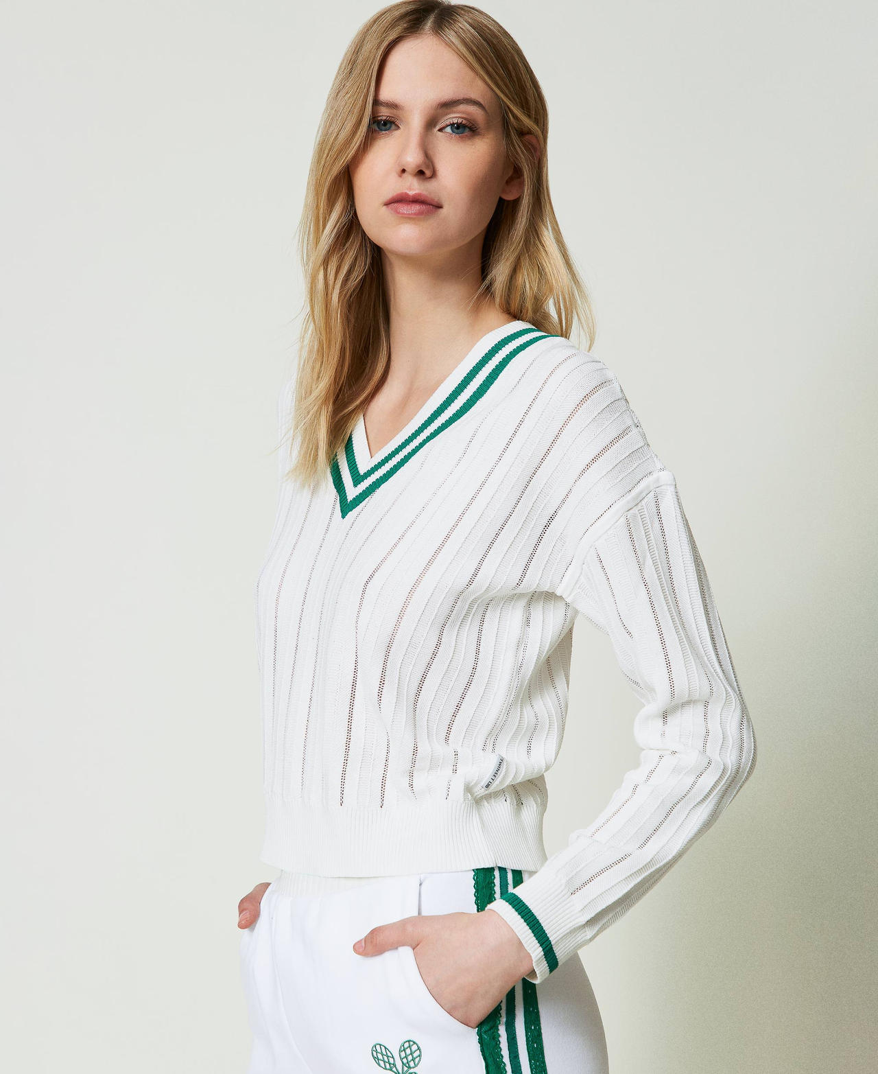 Pullover mit Kontraststreifen und Stickerei Zweifarbig Off White / Alpine Green Frau 241LL32AA-02