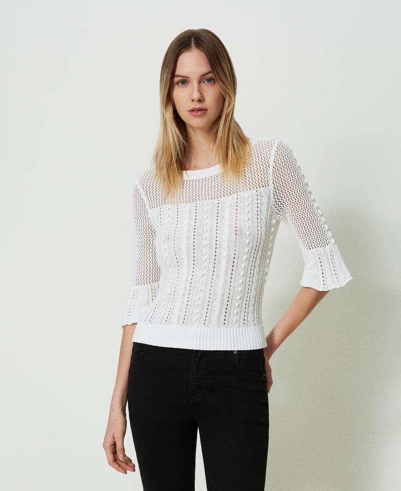 Pull avec mélange de points et de torsades