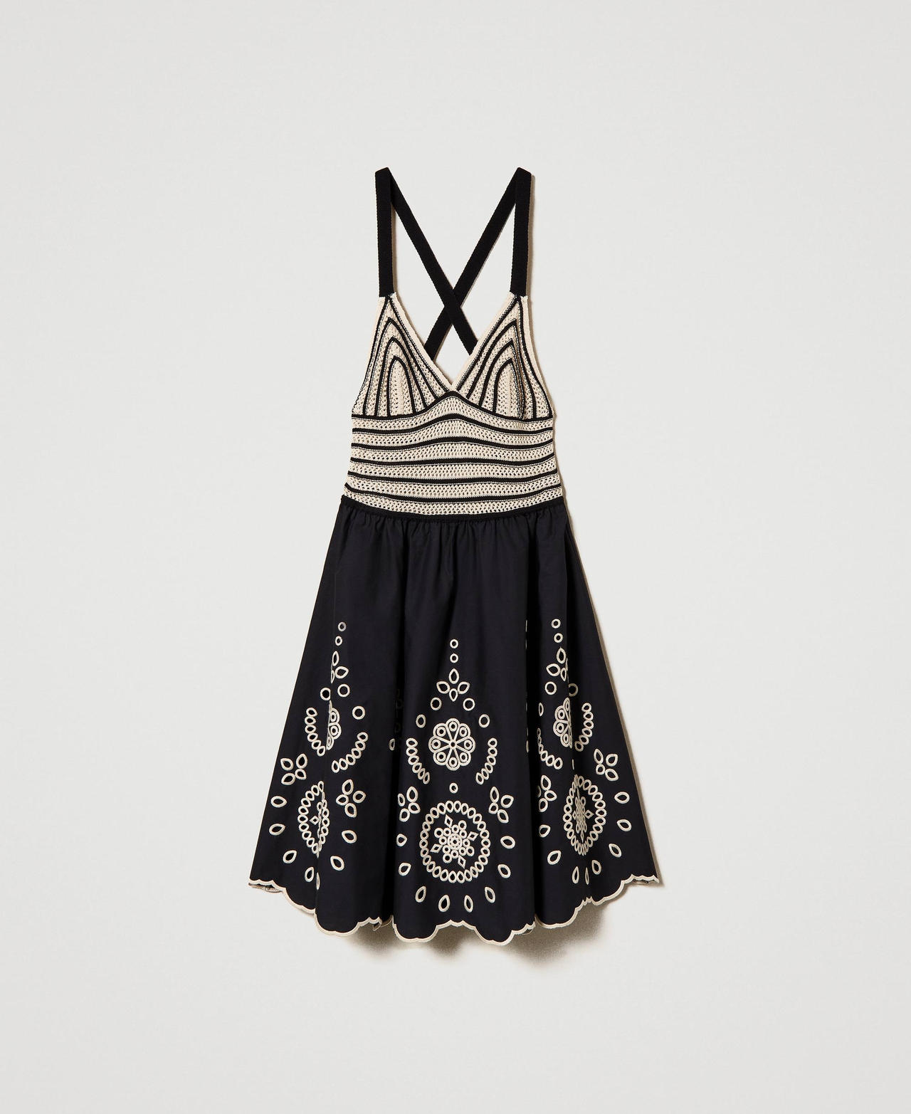 Robe courte en crochet et popeline