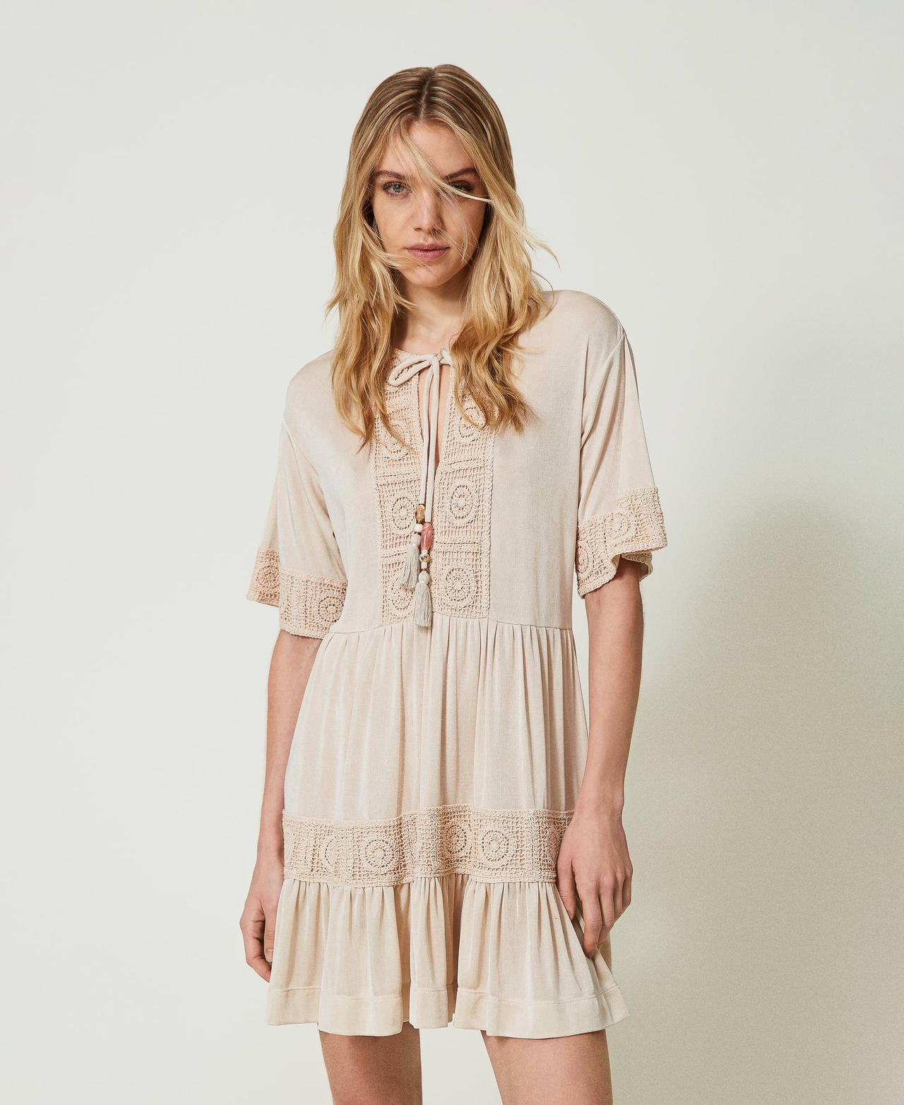 Robe courte avec broderies au crochet