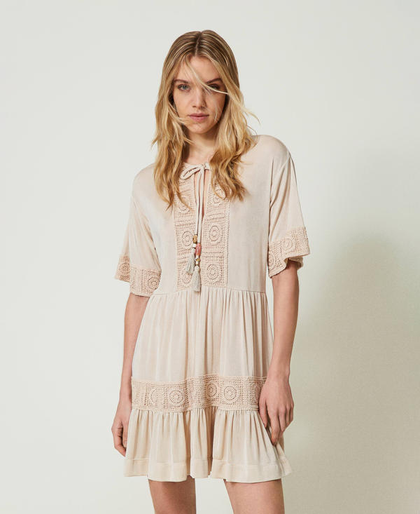 Kurzes Kleid mit bestickten Häkelarbeiten