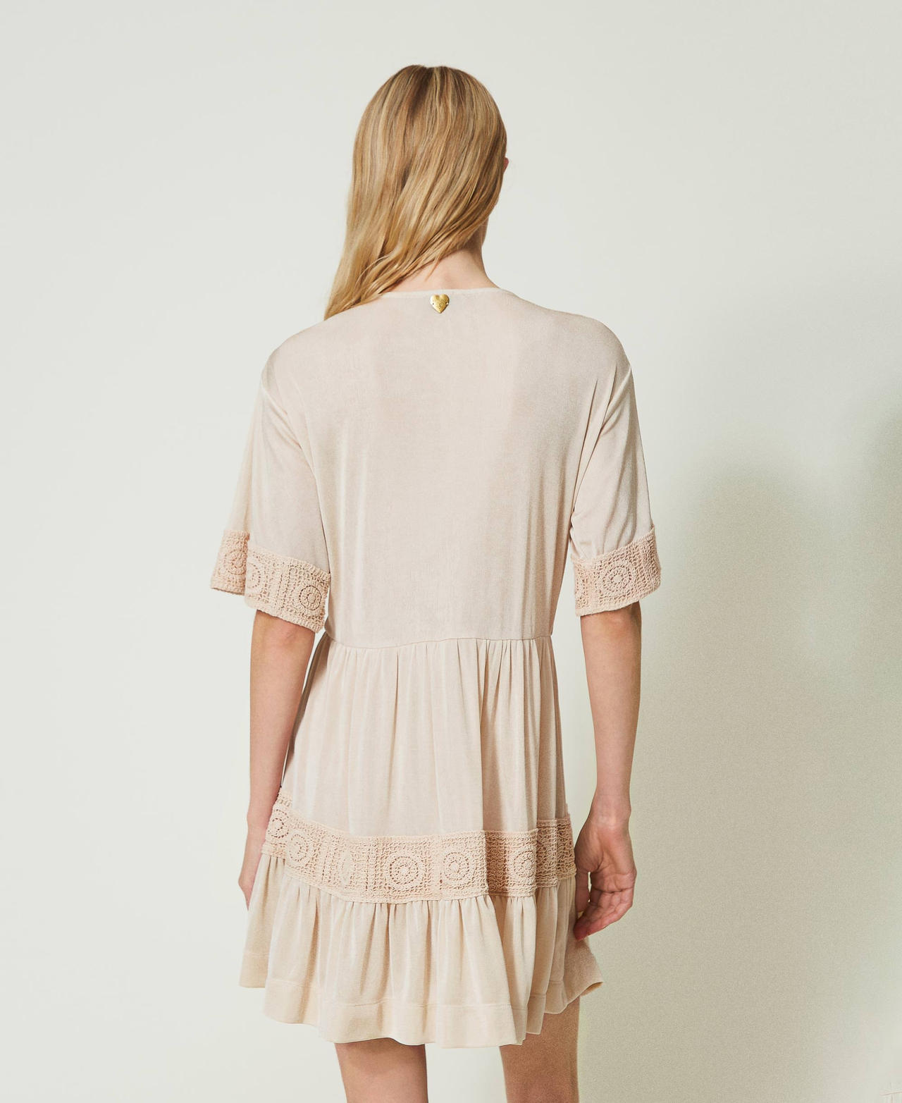 Abito corto con ricamo crochet