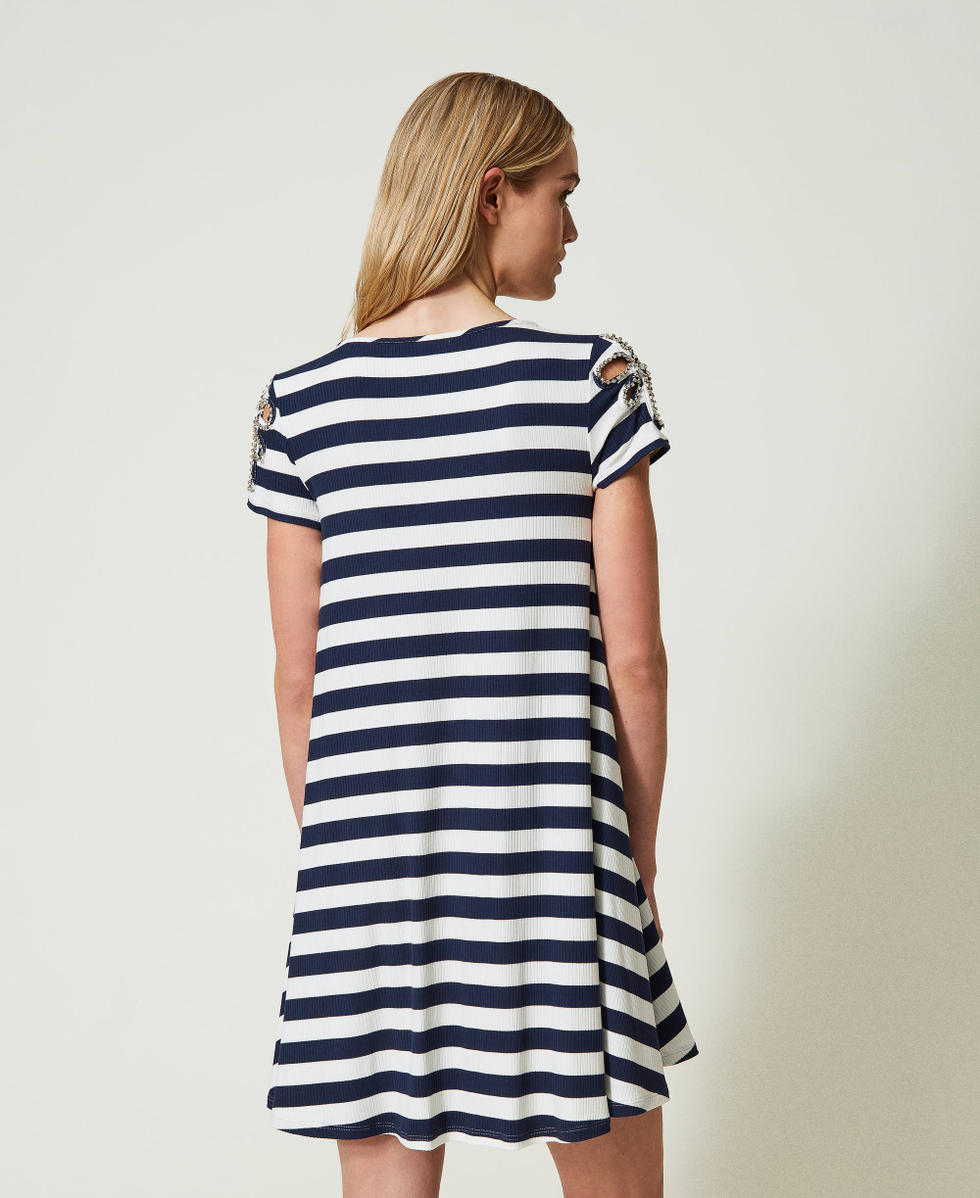 Robe courte jacquard avec broderies