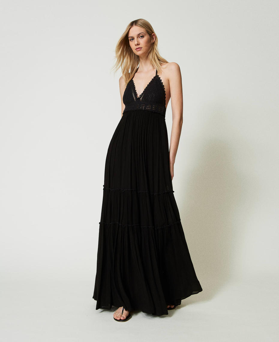 Robe longue en crépon et crochet
