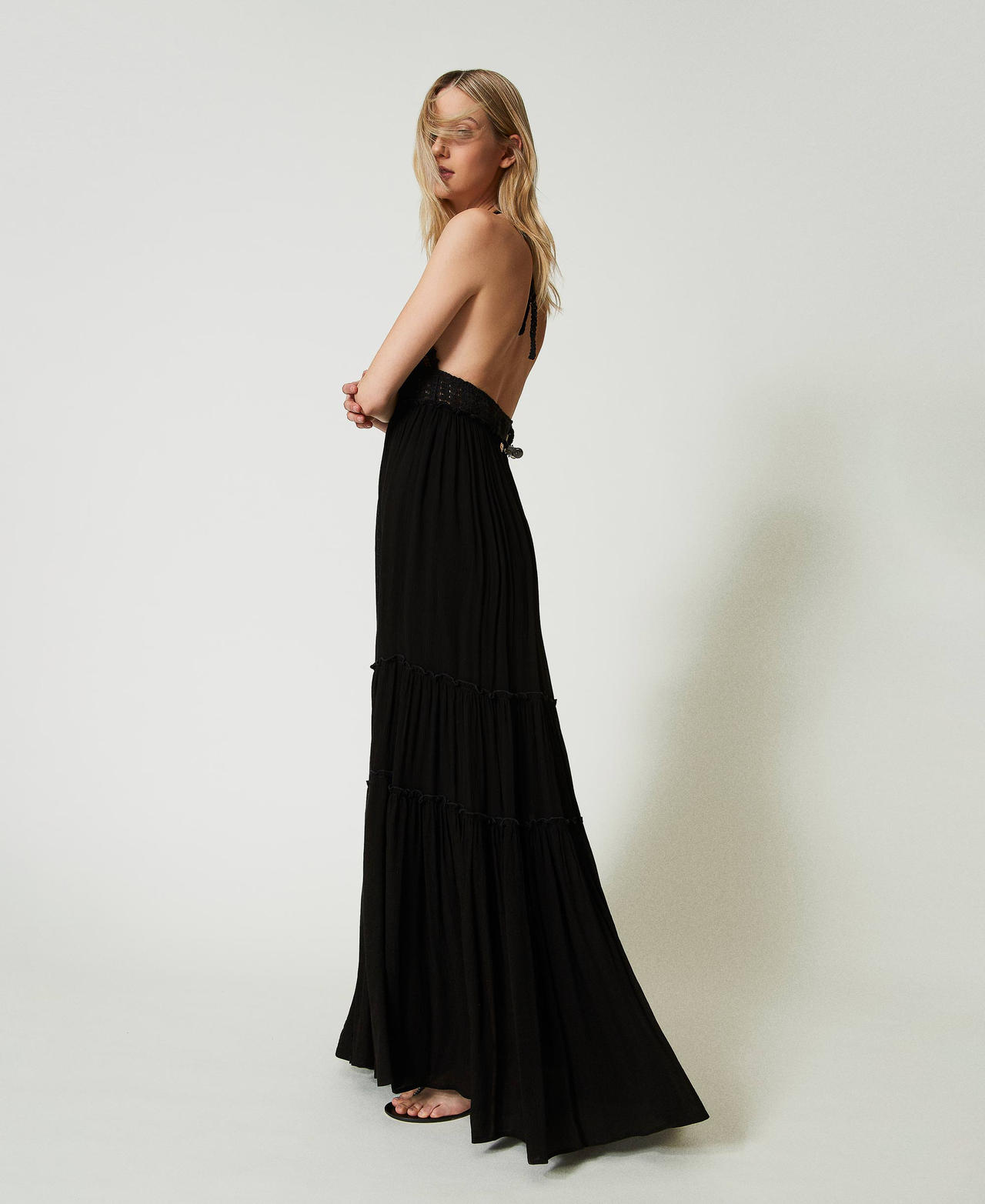 Robe longue en crépon et crochet