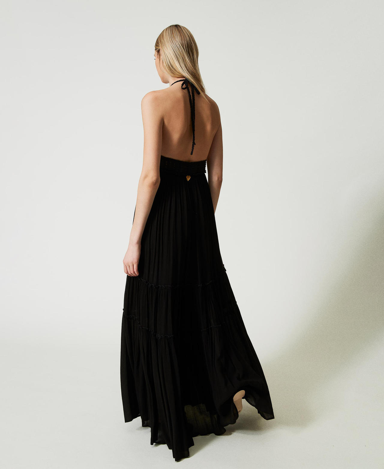 Maxikleid aus Krepon und Häkelarbeiten