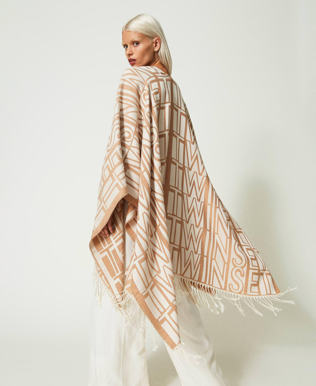 Poncho jacquard con logo e frange