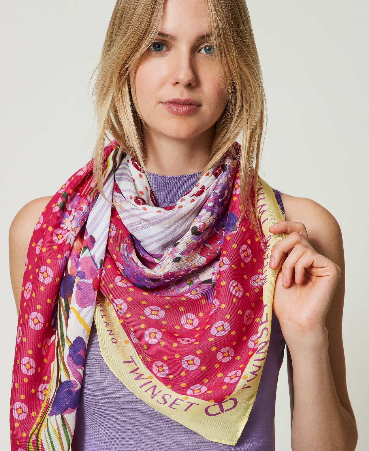 Keffieh avec imprimé à pois et fleurs