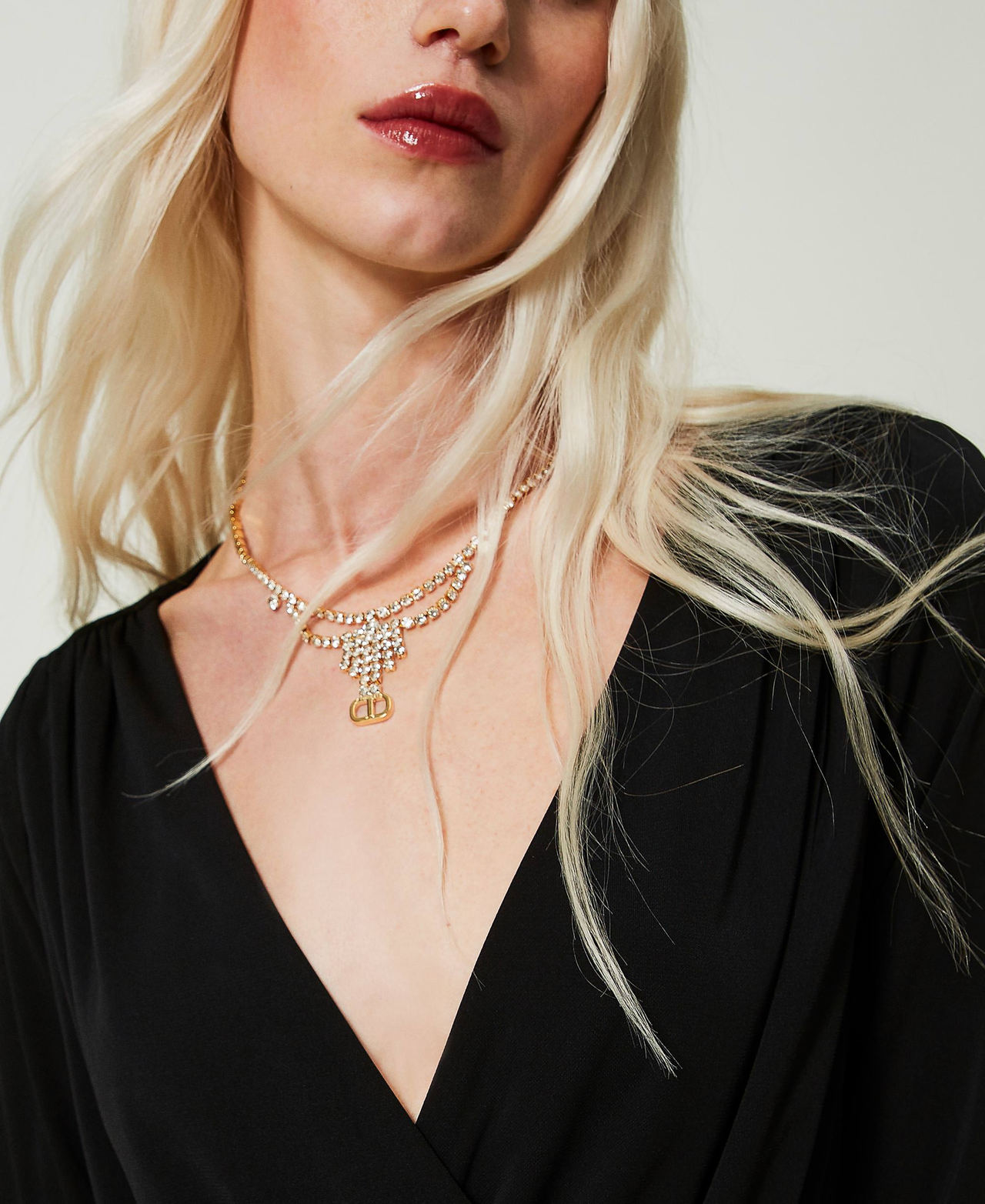 Halsnahe Kette mit Strass und Oval T