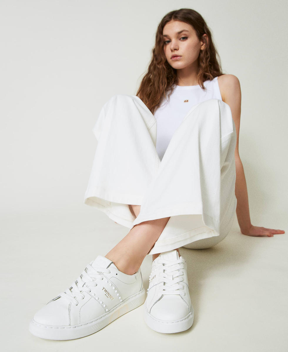 Sneakers de piel con tachuelas Blanco Mujer 241TCP014_00001_S0