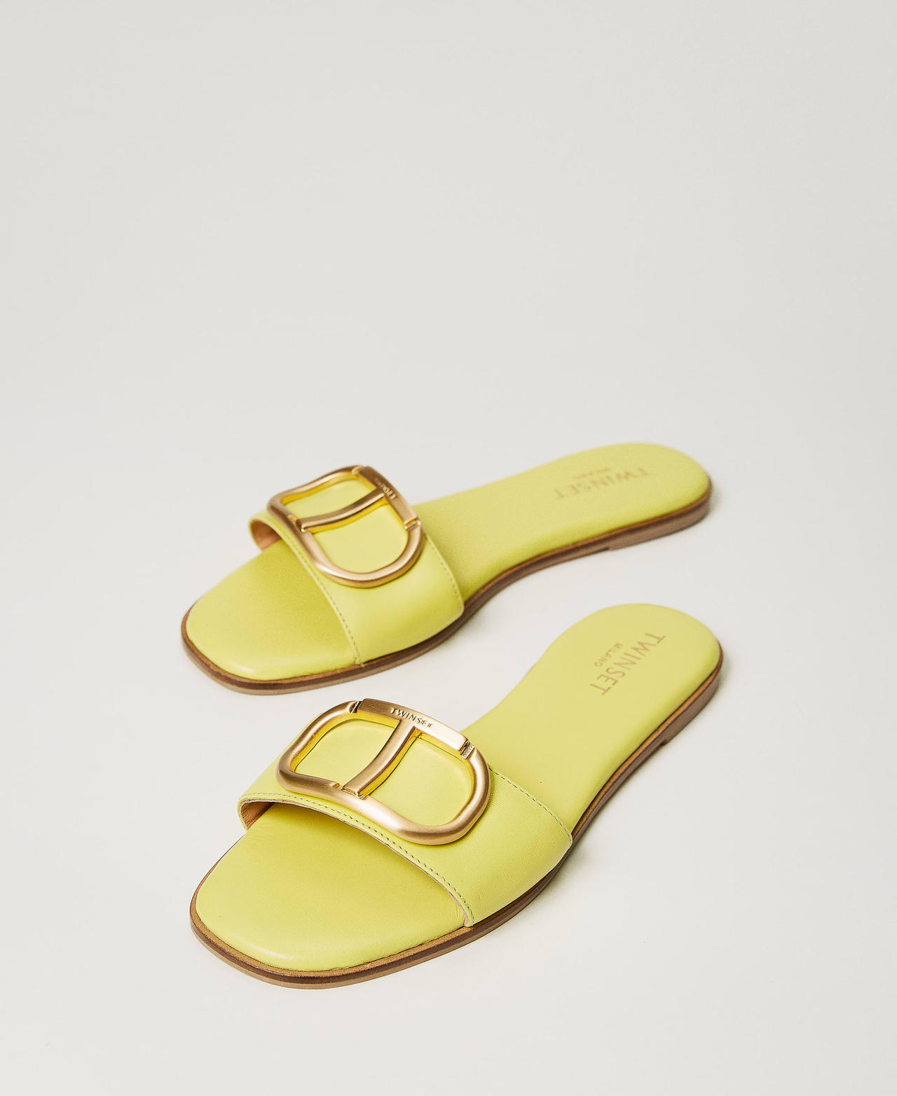 Slide-Pantolette aus Leder mit Oval T „Light Lemon“-Gelb Frau 241TCP12A-02