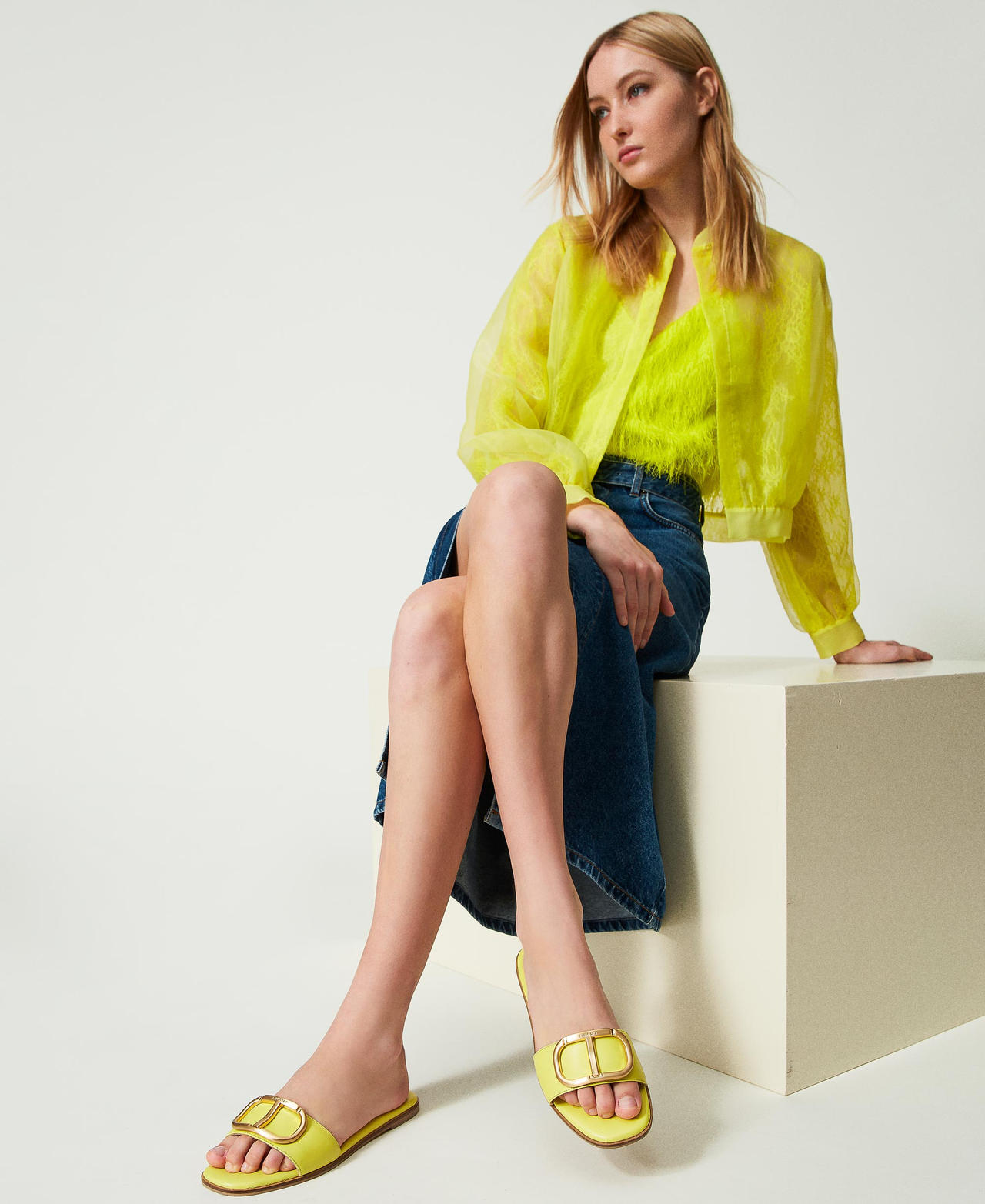 Sandalias de pala de piel con Oval T Amarillo «Light Lemon» Mujer 241TCP12A-0S