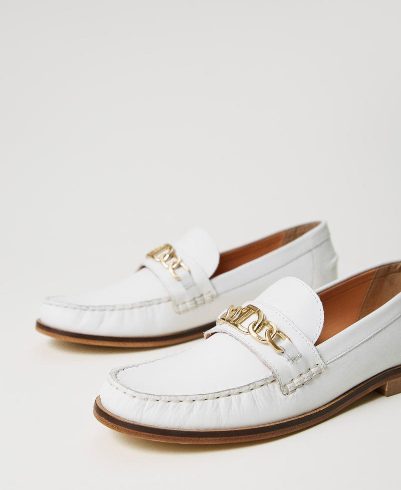Mocassini in pelle con morsetto Oval T Bianco Neve Donna 241TCP12C_00282_02